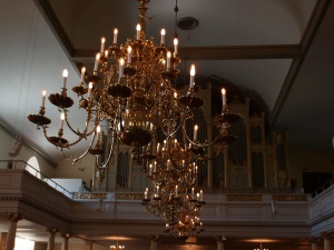 Kronleuchter und Orgel der Chritinenkirche